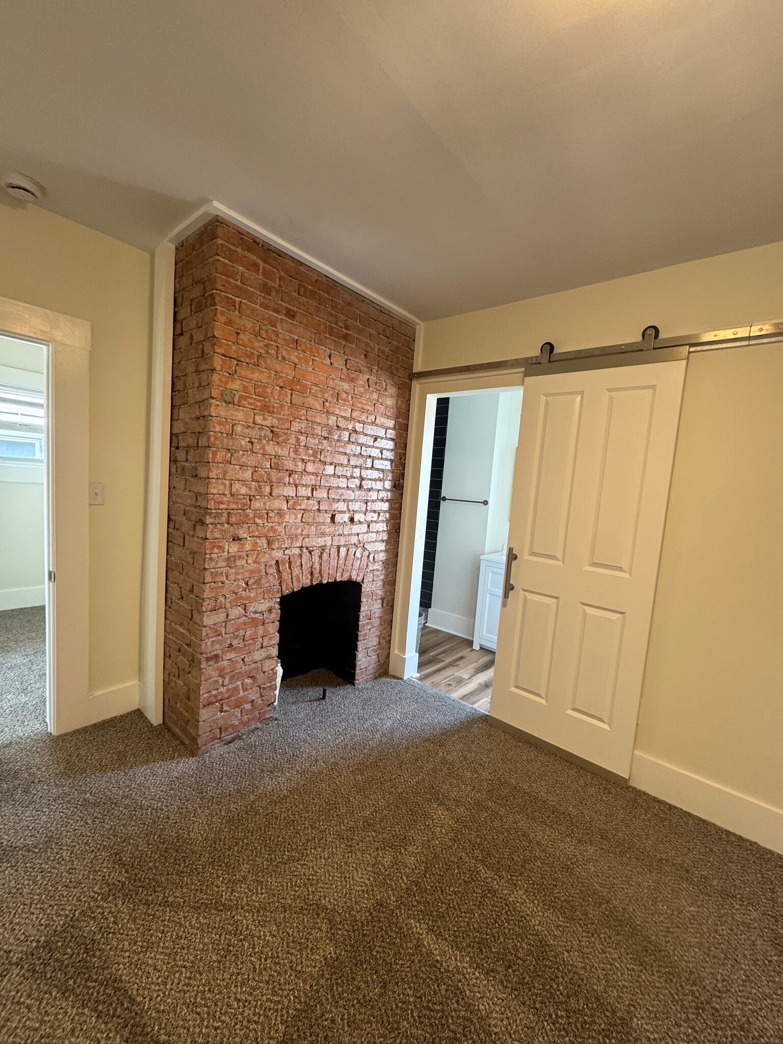 Building Photo - 119 E 20th Ave