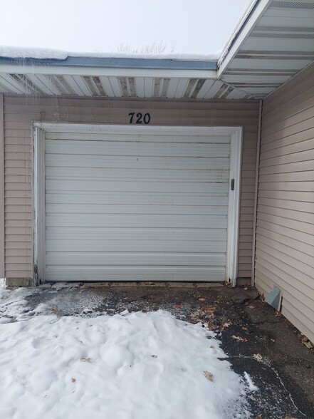 1 Car Garage - 718 Truman Ave
