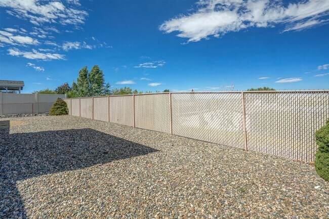 Building Photo - 3 Bedroom, 2 Bath Home with Views of Willo...