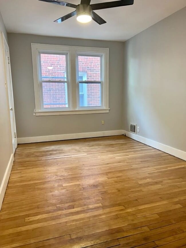Building Photo - 1 Bedroom 1 Bath Townhome in Point Breeze