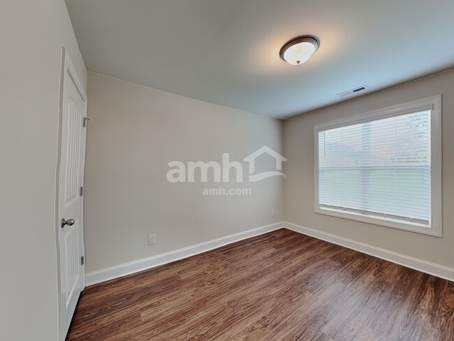Building Photo - 409 Forest Glen Dr