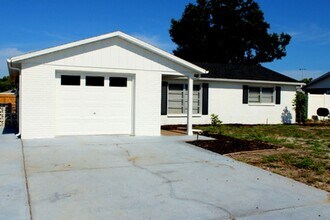 Building Photo - Beautiful large 2 bedroom 2 bath in New Port Richey