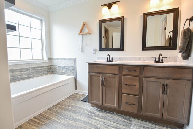 Building Photo - Pet Friendly Four Bedroom!