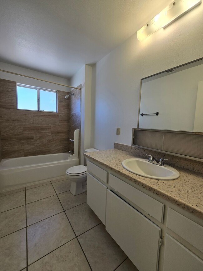 Building Photo - Corner lot home, super clean!