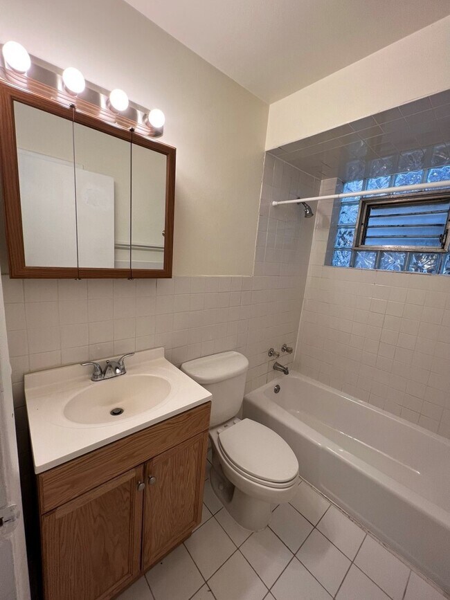 Building Photo - 7542 N Oakley Ave