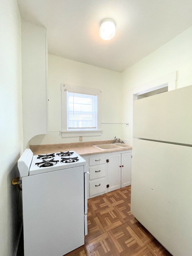 Building Photo - 1 Bedroom Home with Garage