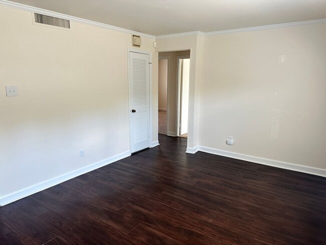 Building Photo - Lovely Two Bedroom Condo in Cotswold!