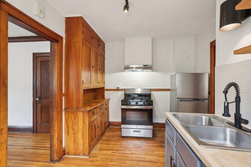 Kitchen - 3912 Thomas Ave N