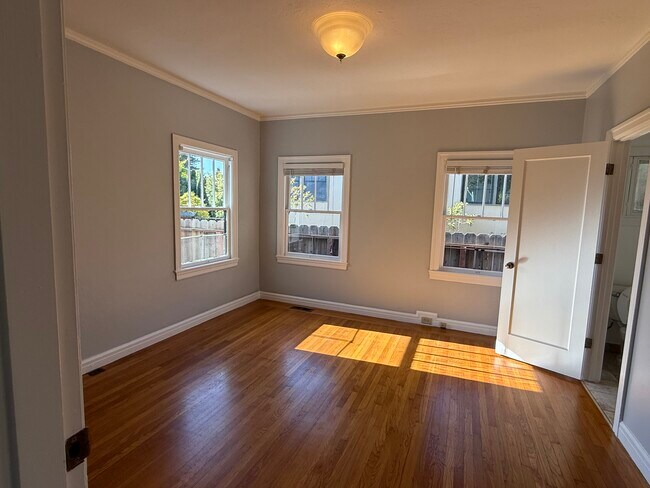 Building Photo - 102 Oakmont Ave
