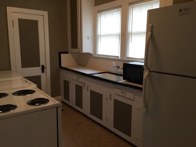 Building Photo - Fall 2026!! Historic Woodbury Row 4 Bedroo...