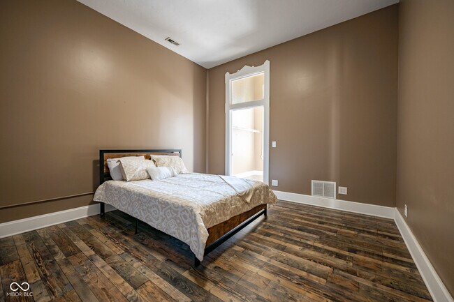 Building Photo - 12 E Washington St