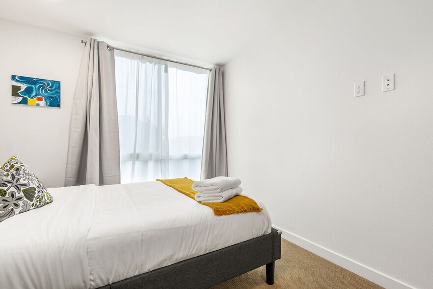 Building Photo - 905 17th Ave