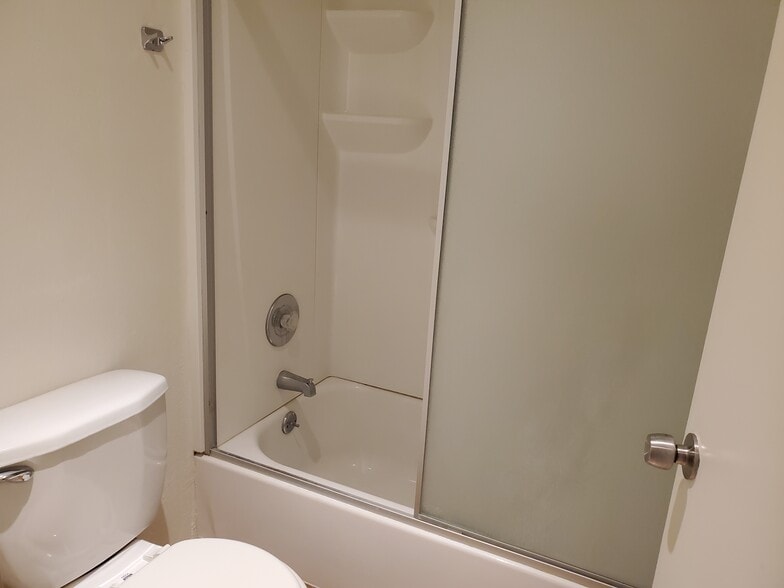 Shower - 1379 Caminito Gabaldon