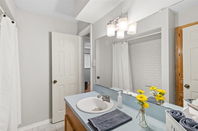 Building Photo - 117 E Park Dr