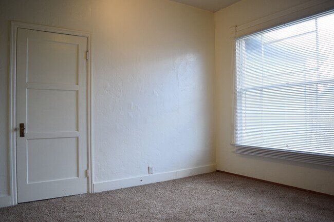 Building Photo - POL5