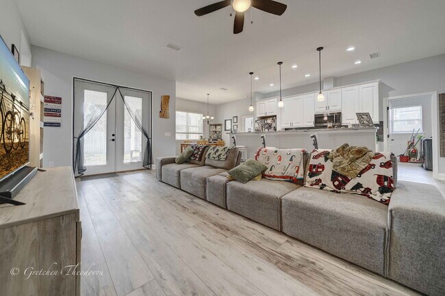 Building Photo - "Charming 3-Bedroom Oasis with 2 Baths and...