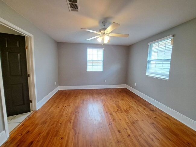 Building Photo - GORGEOUS 3BR/2 BA Single Family Home!  $500 off 1st Month's rent