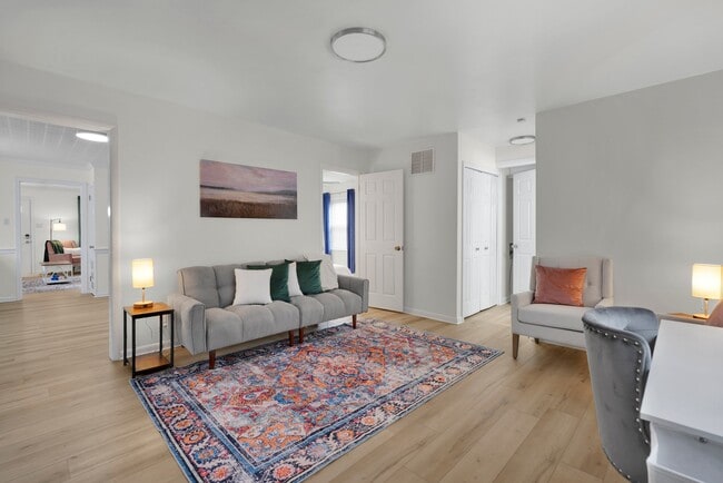 Building Photo - 812 E Olmstead Ave