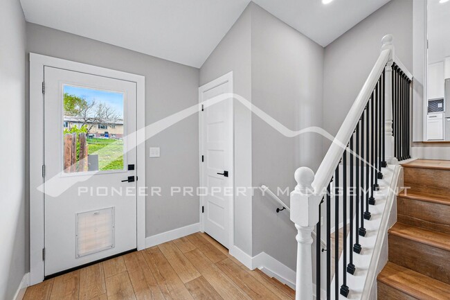 Building Photo - Spacious Duplex with Washer/Dryer and Cent...