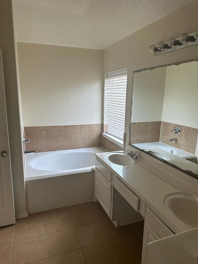 Building Photo - 18255 Eton Ridge Ct