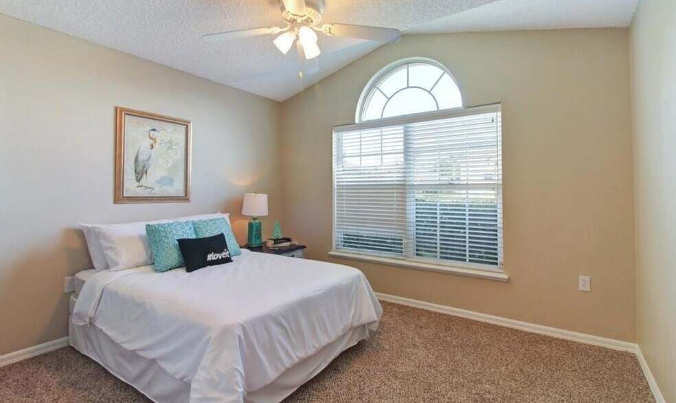 Building Photo - 90 Reeding Ridge Dr E