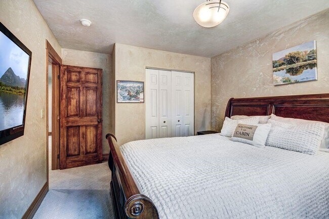 Building Photo - Home in Willowbrook for Rent