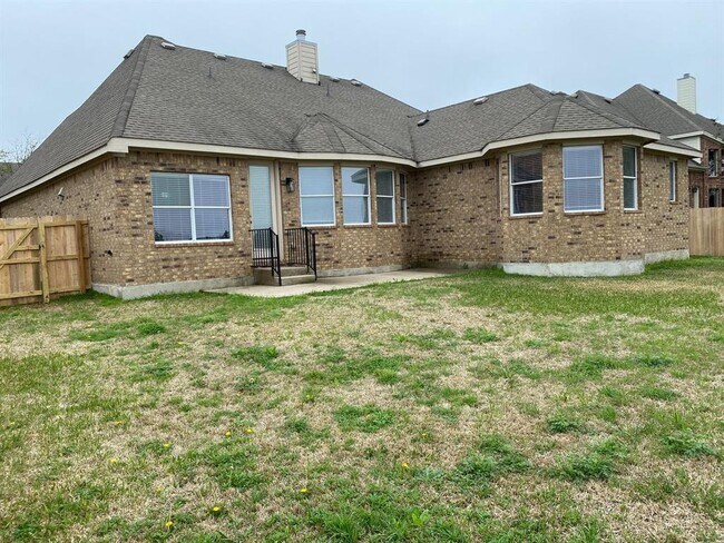 Building Photo - 302 Las Colinas Dr
