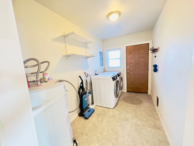 Building Photo - Classic Seattle South Park 2bed/1bath bung...