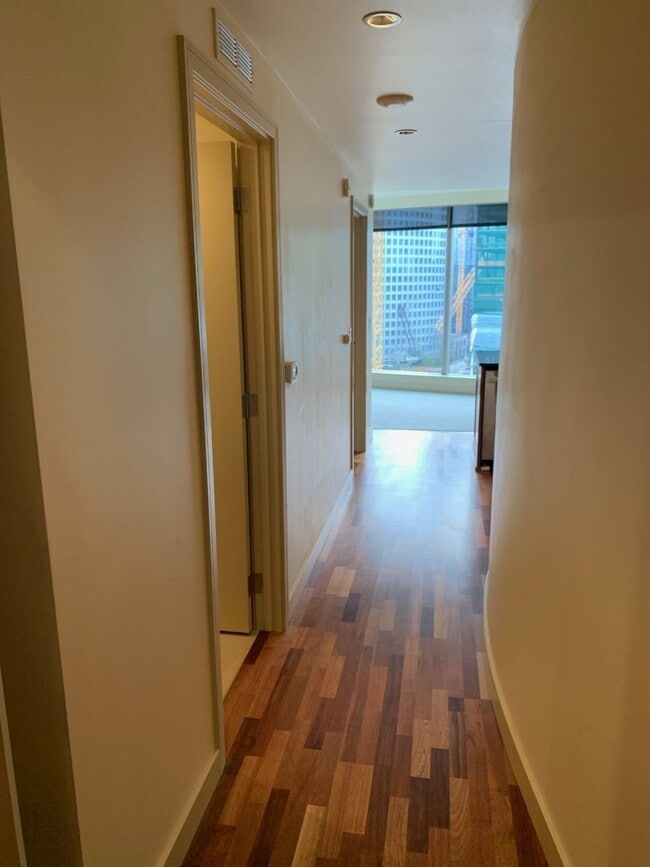 Building Photo - Bellevue Washington Square. One bed, One full bath. 1 Reserved parking. 17th floor. Concierge