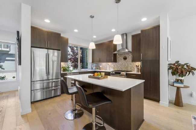 Building Photo - Modern & spacious 3bed/3bath with yard in ...