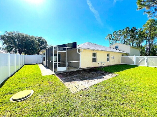 Building Photo - Huge 4 Bed 3 Bath 2 Car Townhome w FENCED YARD  for Rent!