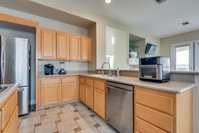 Building Photo - Luxurious, Entertainers Dream 4 Bedroom Home