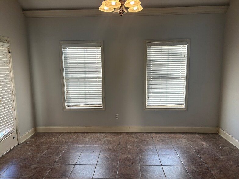 Building Photo - 303 Silver Tree Ln