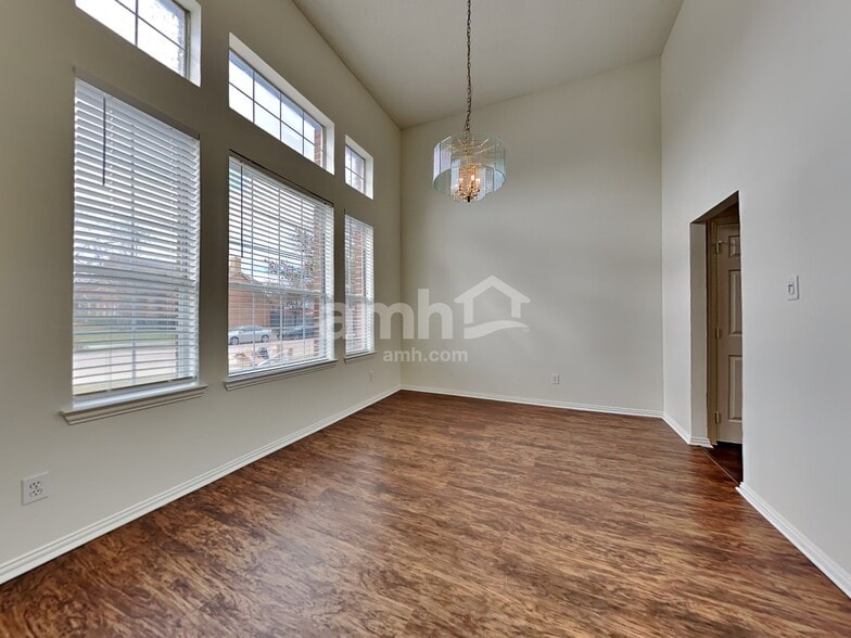 Building Photo - 2510 Valley Creek Dr