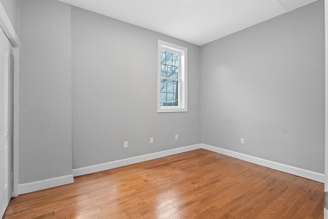 Building Photo - 100 Griffith St