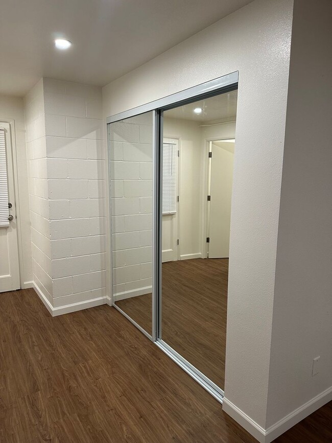 Building Photo - Beautifully updated studio apartment in a ...