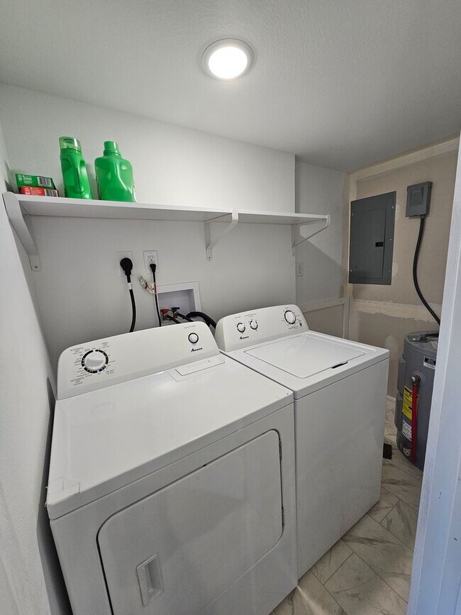 Building Photo - 1 BED | PLUS LOFT AREA | 1.5 BATH | FURNIS...