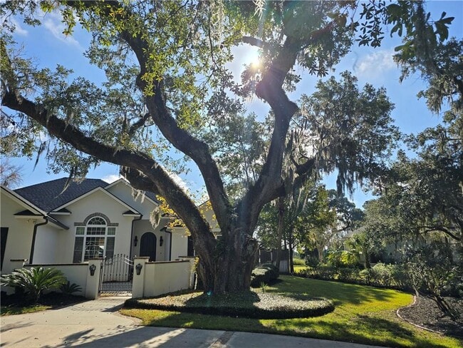 Building Photo - 205 Sutherland Dr