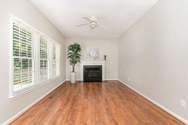Building Photo - Charming 4-Bed Home with Fenced-in Backyar...