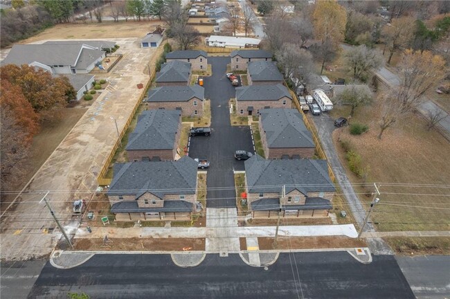 Building Photo - 1350 N Porter Rd