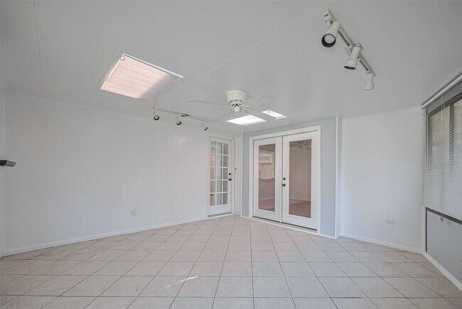 Building Photo - 16506 Amcreek Rd