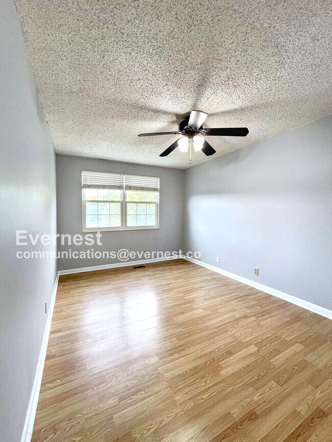 Building Photo - 5600 Country Dr