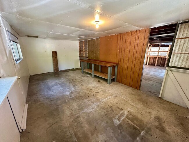 Building Photo - Wooded 2 bedroom cabin in nice neighborhood