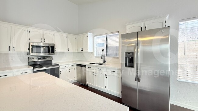 Building Photo - 307 N Red Rock St