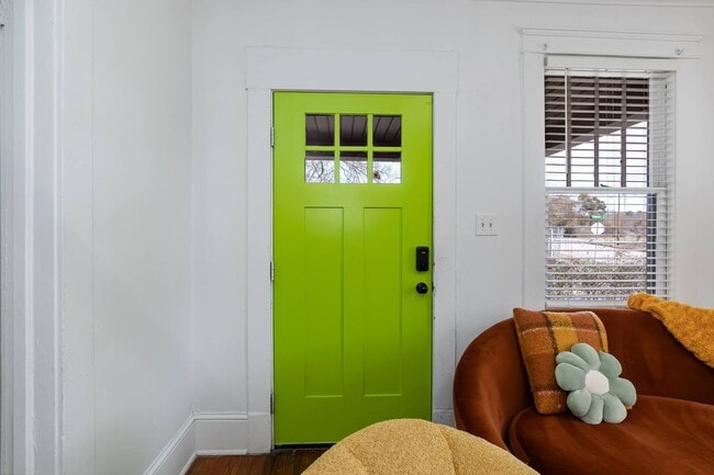 Building Photo - Three Bedroom Home!