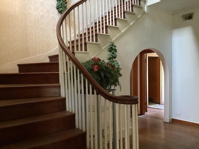 Building Photo - 305 W Main St