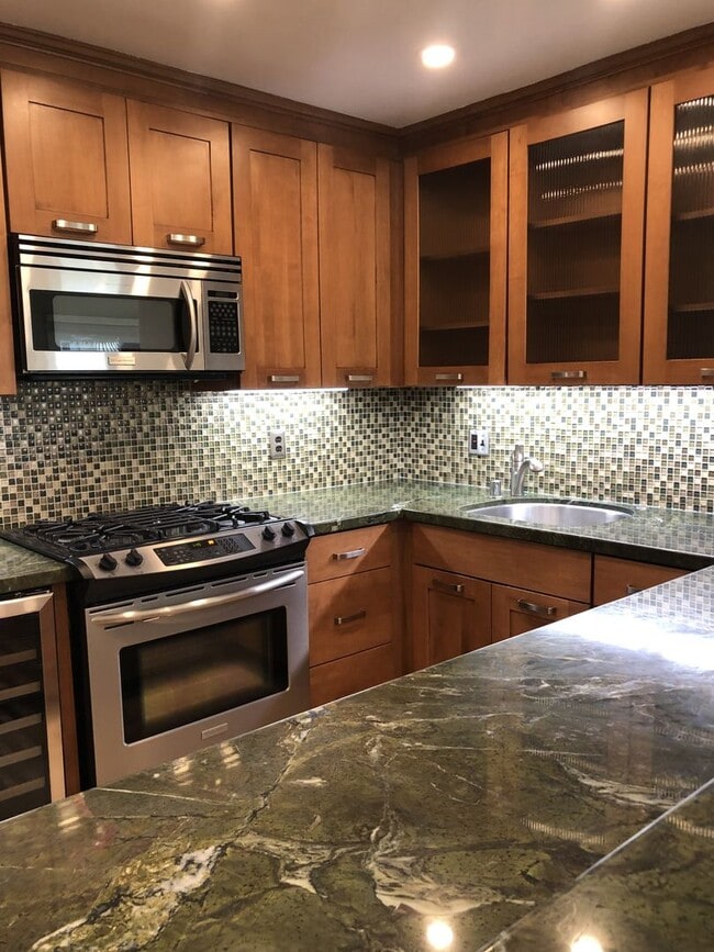 Building Photo - Spacious 3 + 2 Ocean View Condo - Prime Corner Location.