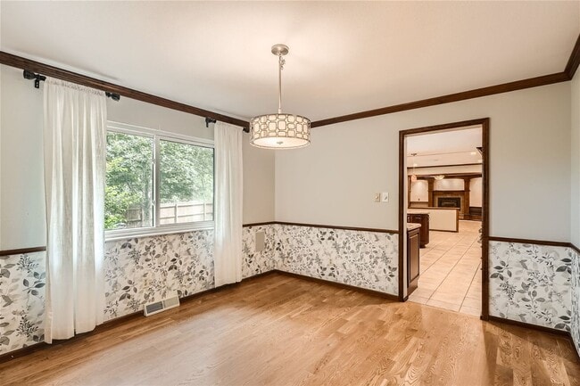 Building Photo - **Stunning 5-Bedroom 4-Bathroom Home in Li...
