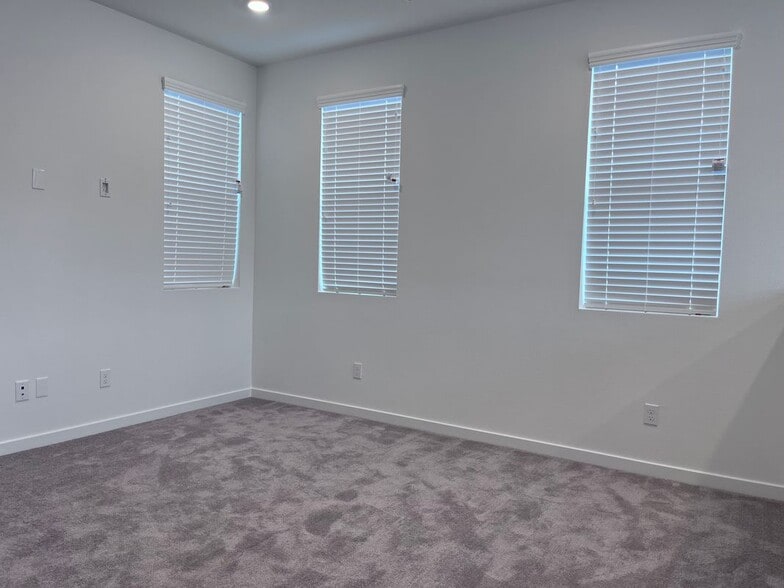 Building Photo - 4041 Pomelo Dr