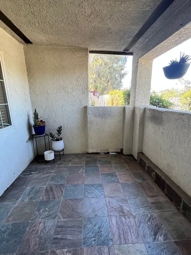 Building Photo - Remodeled Ground Level Condo in MV!
